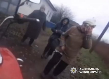 На Шосткинщині дільничний допоміг пораненій від обстрілу жінці (відео)