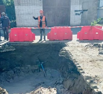 У Сумах комунальникам довелося розкопати майже пів двору для ліквідації пориву водомережі