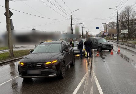 У Сумах три автомобілі потрапили в ДТП на вулиці Героїв Крут