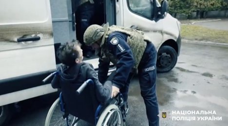 Поліцейські евакуювали маломобільного чоловіка з прифронтового села на Сумщині