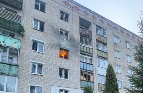російський безпілотник вдарив по Білопіллю: пошкоджені вікна у багатоповерхівці