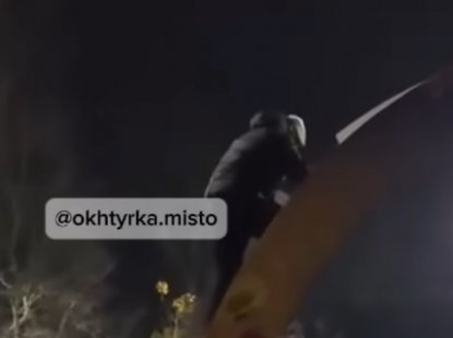 В Охтирці вандали знову пошкодили патріотичну арку (відео)