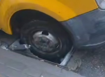 У Сумах маршрутка провалилася у зливозвід