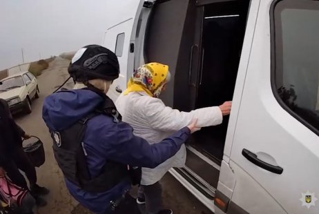 Поліцейські евакуювали дві літні пари з прифронтових громад Сумщини (відео)