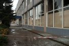 Уламки, вирви та понівечені вагони: наслідки удару росіян по залізничному вокзалу в Сумах