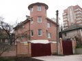 Без башни и дом – не крепость! Хотя это не более чем декоративная стилизация.